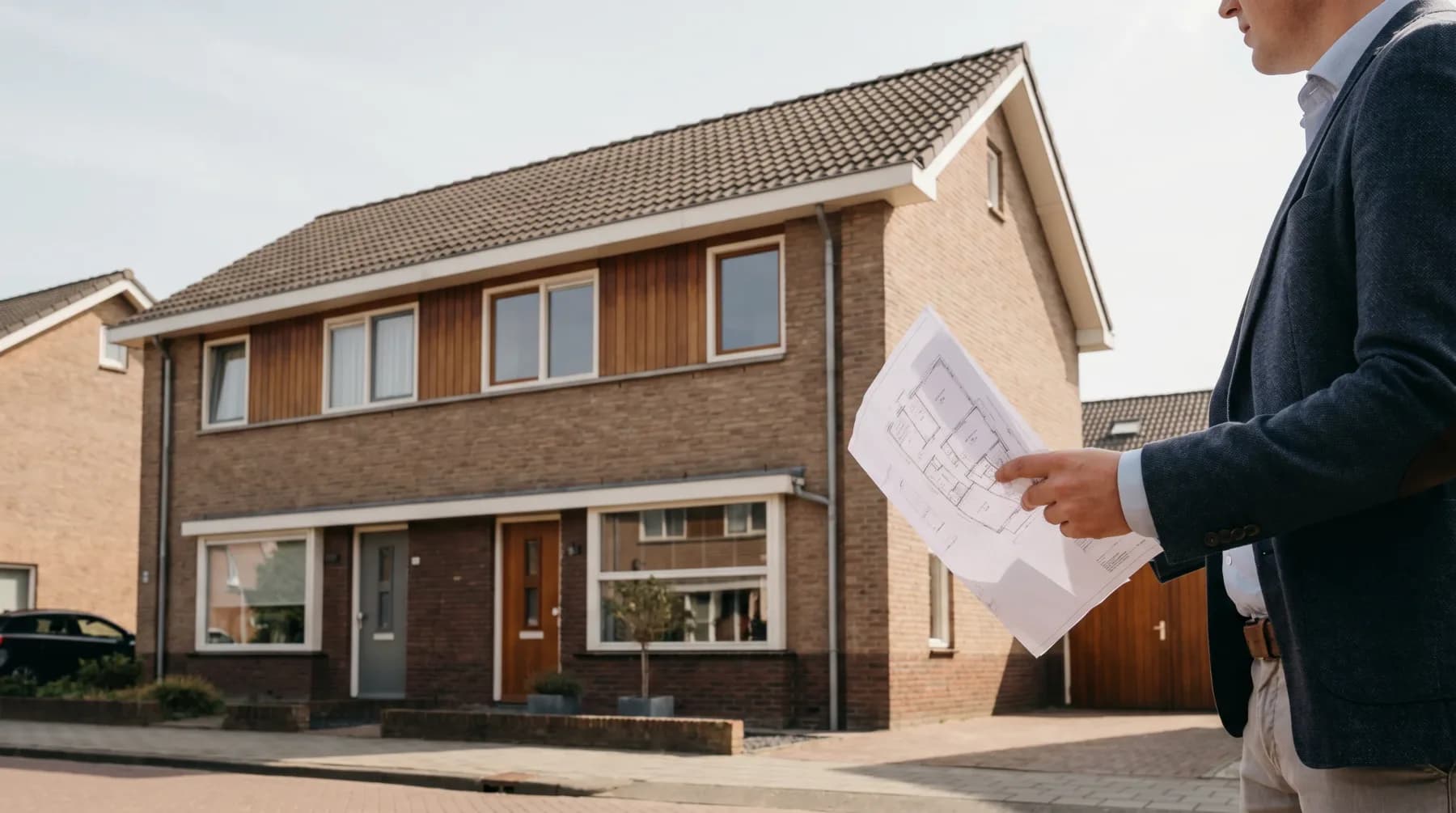 Dakopbouwvoorbereiding met zicht op de daklijn van een Nederlandse woning